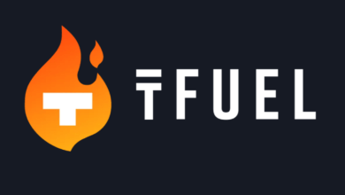 عملة TFUEL الرقمية – هي عملة Theta Fuel وهي العملة الرقمية الأصلية الثانية في Theta بلوكتشين. تعمل كعملة رقمية في الفيديو اللامركزي وتسليم البيانات يتم استخدامها لتشغيل جميع العمليات على Theta بلوكتشين، مثل المدفوعات للناقلين لمشاركة دفق الفيديو، لنشر العقود الذكية والتفاعل معها، وكرسوم مرتبطة بمعاملات NTFs وتطبيقات التمويل اللامركزي. يتم استخدامها أيضاً لتحفيز المستخدمين في النظام البيئي الذين يشاركونهم قوة الحوسبة الزائدة عن الحاجة مثل عقد الحوسبة الطرفية بالإضافة إلى موارد النطاق الترددي كعقد التخزين المؤقت للحافة لتدفقات الفيديو والبيانات الأخرى. مشروع عملة TFUEL الرقمية يهدف المشروع إلى تحقيق اللامركزية في دفق الفيديو وتسليم البيانات والحوسبة المتطورة، مما يجعلها أكثر كفاءة وفعالية من حيث التكلفة وعادلة للمشاركين في الصناعة. تعمل الشبكة على بلوكتشين الأصلي، مع اثنين من العملات الرقمية الأصلية ، المعروفة باسم Theta (THETA) و Theta Fuel (TFUEL) ، مما يعزز الاقتصاد الداخلي. حيث يكافأ المشاهدون بخدمة بث ذات جودة أفضل، ويحسّن منشئو المحتوى أرباحهم والوسطاء، منصات الفيديوـ ويوفرون المال على بناء البنية التحتية ويزيدون من الإعلانات وعائدات الاشتراك. يمتلك المستخدمون حافزاً لكل من مشاهدة محتوى الشبكة ومشاركة موارد الشبكة، حيث تأتي المكافآت في شكل عملة TFUEL الرقمية. النظام الأساسي مفتوح المصدر، ويحصل حاملو عملة TFUEL الرقمية على صلاحيات الحوكمة. وتقدم Theta خدماتها للمطورين الذين يتطلعون إلى إطلاق تطبيقات لامركزية مثل التمويل اللامركزي وNFTs على منصة العقود الذكية. مؤسسو عملة TFUEL الرقمية تم تأسيس Theta Fuel من قبل ميتش ليو، جيي لونج في عام 2017. يتمتع ليو بتاريخ طويل في صناعات الألعاب والفيديو والواقع الافتراضي، حيث شارك في تأسيس شركة إعلانات الفيديو Tapjoy ، والتواصل الاجتماعي على الهاتف المحمول بدء تشغيل الألعاب Gameview Studios و THETA.tv ، منصة البث المباشر التي كانت DApp هي الأولى التي تم بناؤها على بروتوكول Theta. لونج هو ثاني مؤسس مشارك ورئيس قسم التكنولوجيا في Theta ، بعد تجربة مماثلة لعدة سنوات في أتمتة التصميم ، والألعاب، والواقع الافتراضي ، والأنظمة الموزعة على نطاق واسع. قام بتأليف العديد من الأوراق الأكاديمية التي راجعها الأقران وحصل على براءات اختراع مختلفة في دفق الفيديو والبلوك تشين والواقع الافتراضي. معلومات عن عملة TFUEL الرقمية العدد الكلي لعملة TFUEL الرقمية هو 88 مليار عملة أعلى قيمة وصلت إليها في 29 يناير/ كانون الثاني 2020، حيث بلغ سعرها 0.05846 دولار (حتى كتابة هذه المقالة) عنوانها الذكي على شبكة إثيريوم: هنا عنوانها الذكي على شبكة بينانس سمارت شين: هنا الموقع الرسمي: هنا الحساب الرسمي على تويتر: هنا كيفية شراء عملة TFUEL الرقمية هناك عدة أماكن يمكنك من خلالها شراء عملة TFUEL الرقمية منها Gate.io. ولكن أفضلها منصة بينانس، حيث يوجد حجم تداول يومي ضخم. في حال لم يكن لديك حساب على منصة بينانس، ننصح بقراءة المقالة التالية التي تظهر خطوات التسجيل بالصور. بورصة PancakeSwap وهي منصة لامركزية تعمل على شبكة بينانس الذكية. سعر عملة TFUEL الرقمية