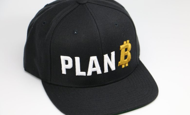 صورة قبعة تحمل شعار Plan B