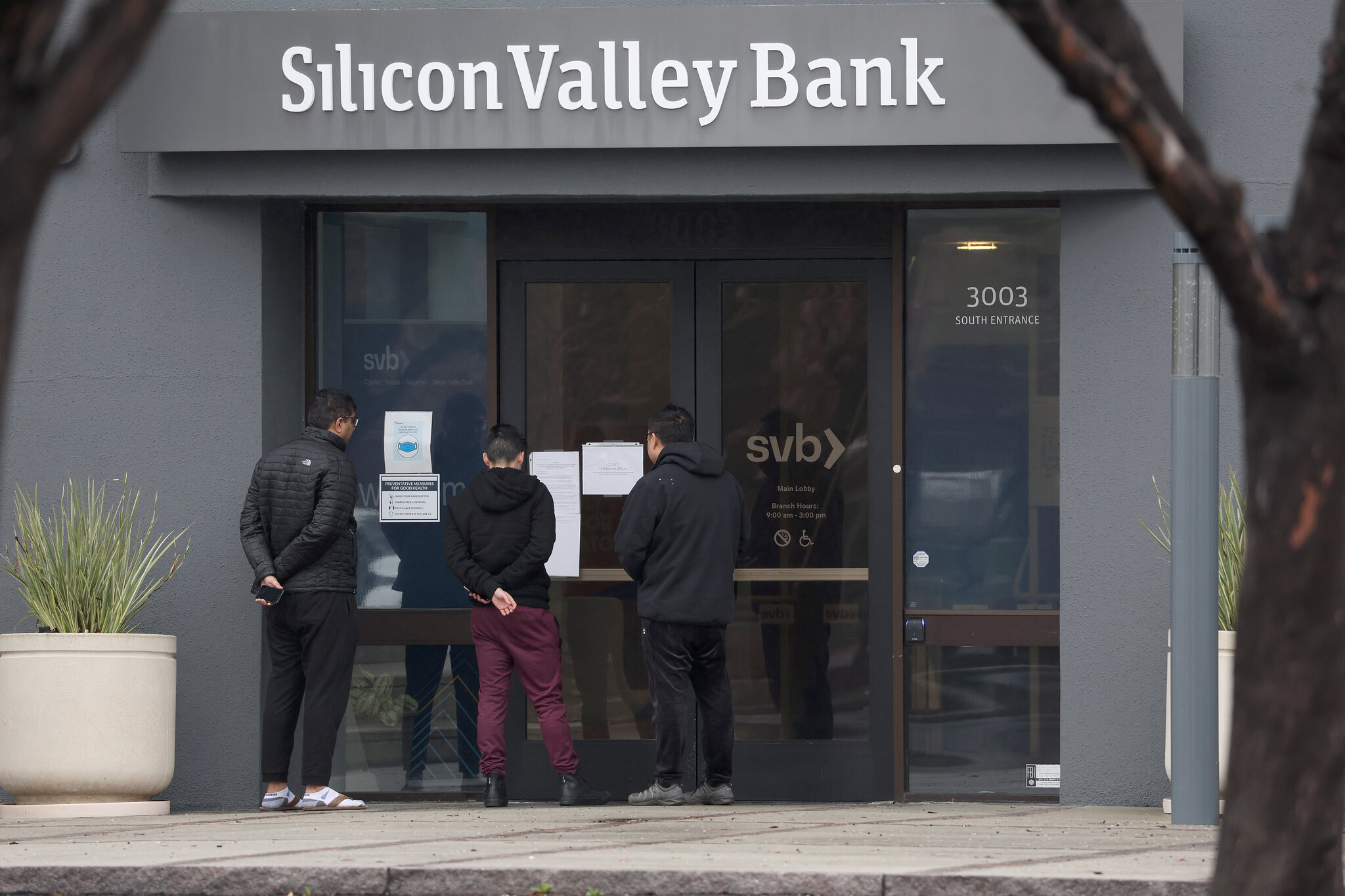 إغلاق أحد أكبر البنوك في وادي السيليكون في أكبر انهيار منذ عام 2008