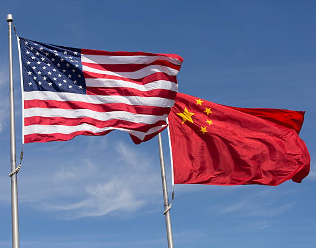 علم الصين وبجانبه العلم الأمريكي