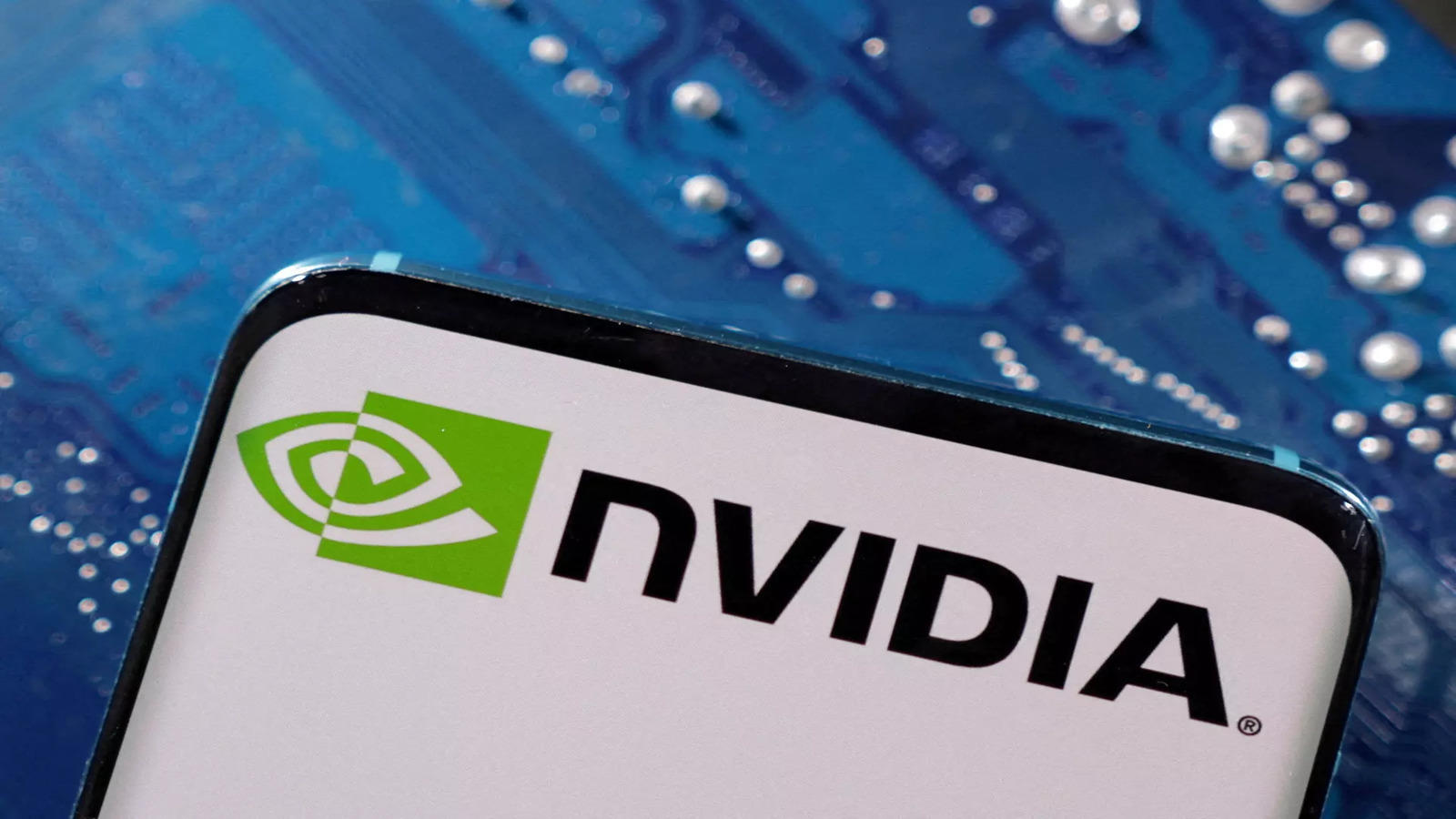  AMD تستعد لتحدي NVIDIA في حرب الرقاقات الإلكترونية