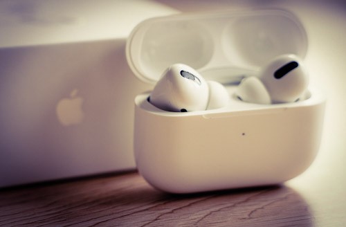 آبل تطور الجيل الرابع المنتظر من الإصدار الأساسي لسماعة AirPods اللاسلكية