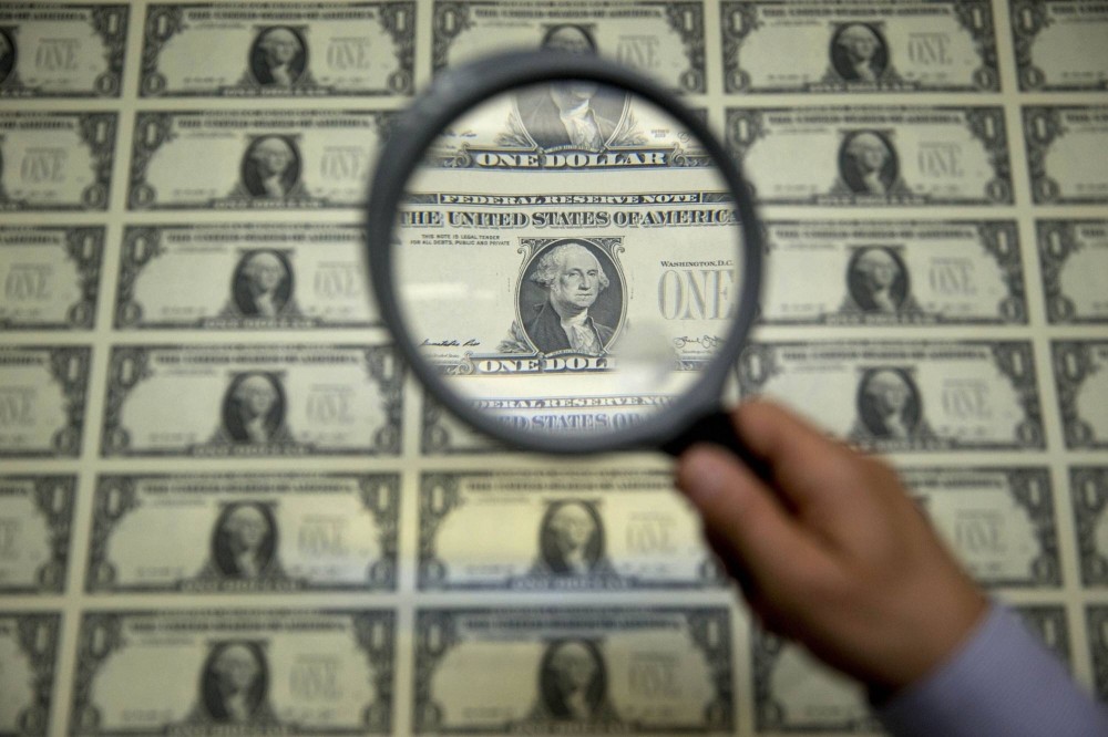 الدولار الأمريكي يحافظ على هيمنته على الرغم من توقعات الدولرة