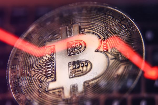 انخفاض البيتكوين يتسبب بعمليات تصفية ضخمة في سوق العقود الآجلة