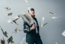 من هو الرابح الأكبر من إطلاق عملة ترمب الميمية؟